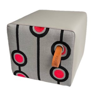 Poef lichtgrijs leer en vrolijke meubelstof